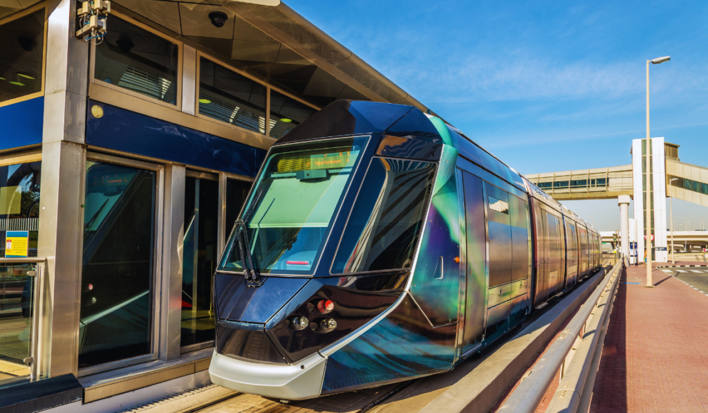 Dubai'deki büyük projeler, şehirdeki emlak piyasasını çeşitlendiriyor. Örneğin, Dubai South gibi yeni gelişen bölgeler, emlak yatırımcıları için büyük fırsatlar sunuyor. Bu projeler, şehrin büyümesini desteklerken, yatırımcılar için yeni değer kazanan bölgeler yaratıyor​