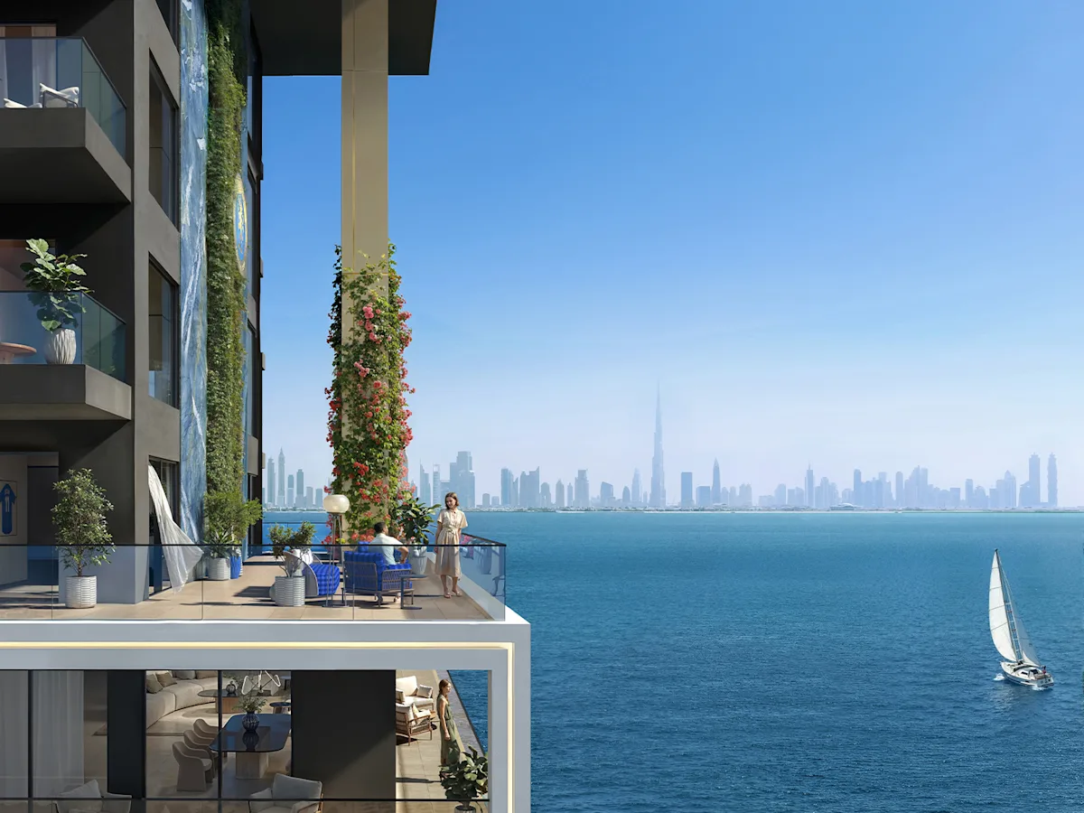 Blue Beach Towers'ta bir balkondan deniz ve Dubai kuleleri manzarası