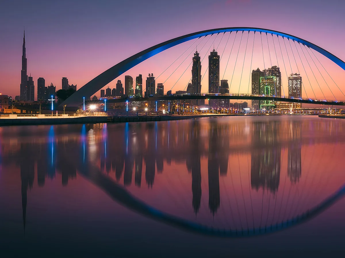 Sheikh Zayed Road üzerindeki Canal Gate Tower kulesi