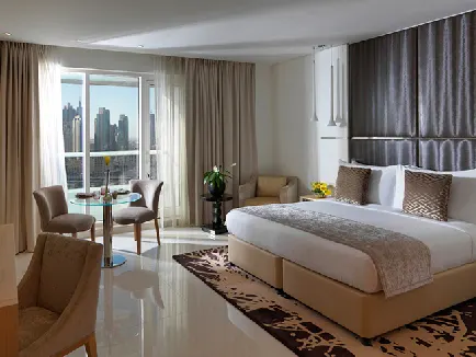 Kanal kıyısındaki Canal View Apartments kulesi