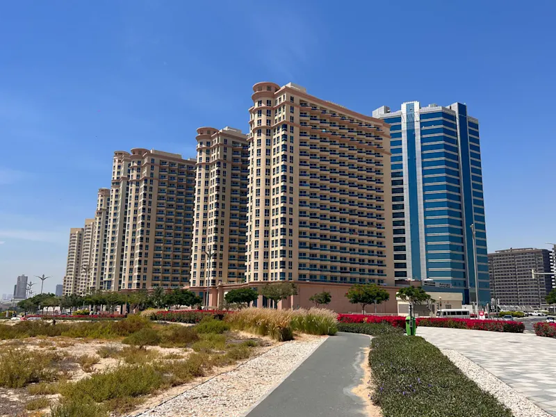 Crescent Towers bahçeleri
