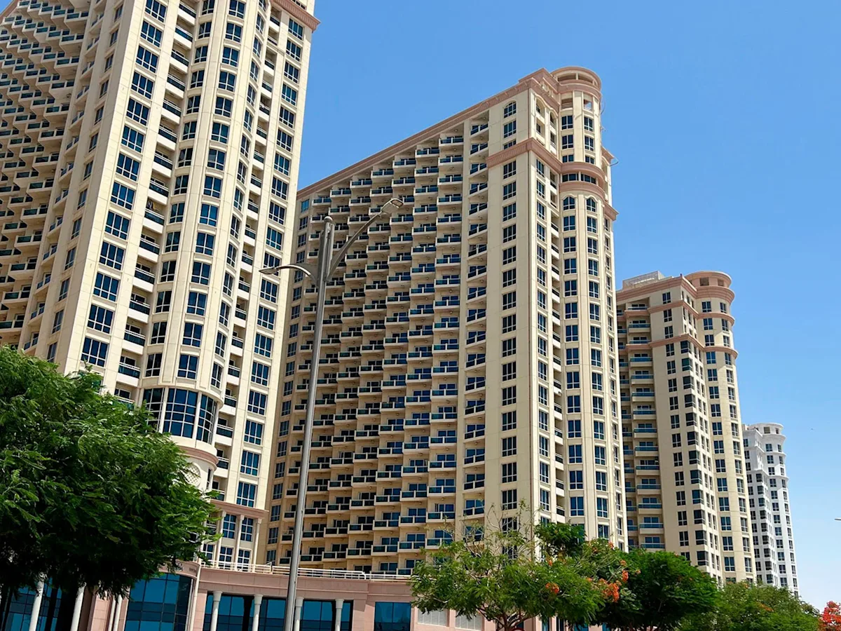 Göl çevresindeki Crescent Towers kuleleri