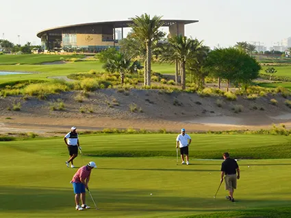 Golf Glass Apartments yakınındaki golf sahası