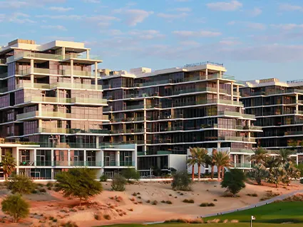 Golf sahası kıyısındaki Golf Glass Apartments binaları