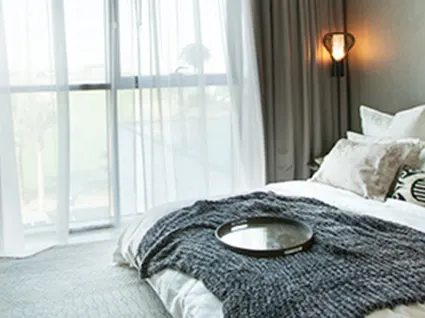 Golf Glass Apartments'da golf manzaralı balkon