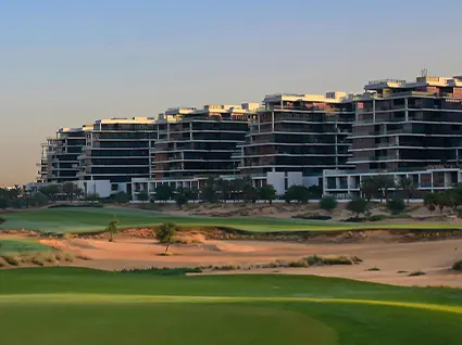 Dubailand'de golf sahası kıyısında az katlı konut binaları - Golf Glass Apartments