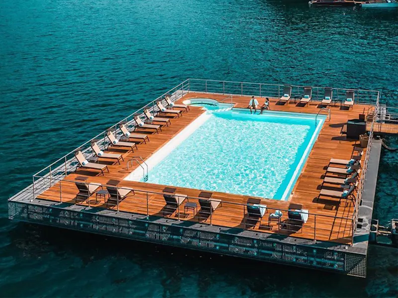 Harbour Lights'ta denizde yüzer havuz