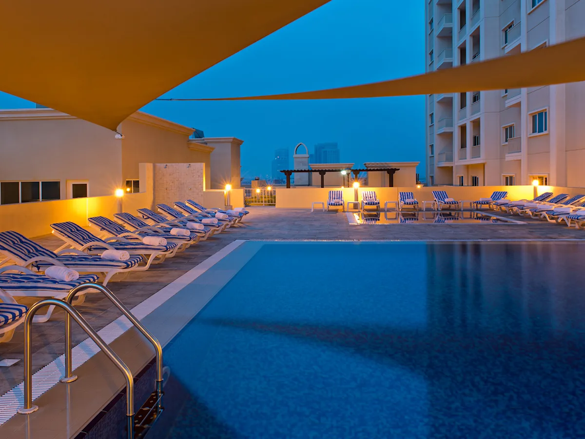 Jebel Ali'de bir konut kompleksinin çatı havuzu - Moroccan Garden Apartments