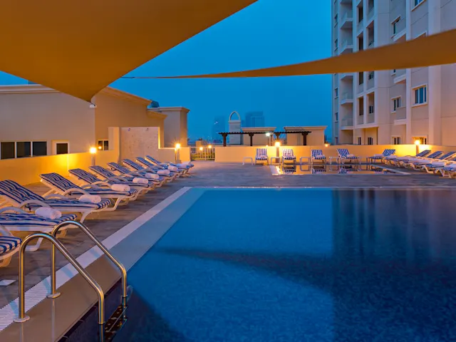Jebel Ali’de bir konut kompleksinin çatı havuzu - Moroccan Garden Apartments Moroccan Garden Apartments